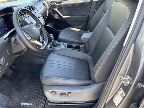 Used 2023 Volkswagen Tiguan SE w/ Panoramic Sunroof Package FWD image 19