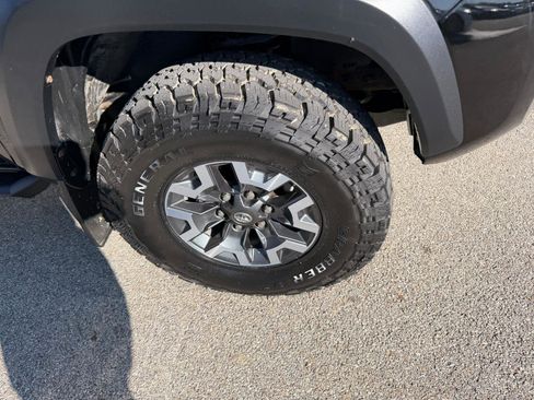 Used 2017 Toyota Tacoma TRD Off-Road w/ Premium & Technology Package AWD/4WD image 10