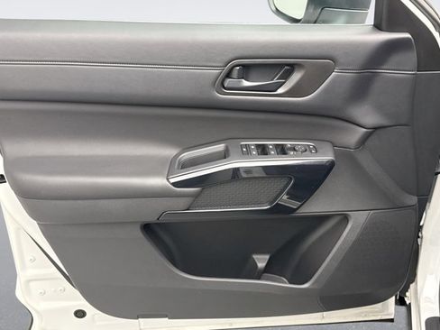 Used 2024 Nissan Pathfinder S image 9