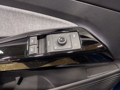 New 2025 Volkswagen ID.4 Pro image 18