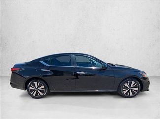 Used 2022 Nissan Altima 2.5 SV FWD video 4