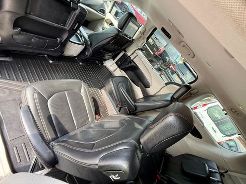 Used 2017 Chrysler Pacifica Touring-L Plus w/ Advanced Safetytec Group FWD image 34