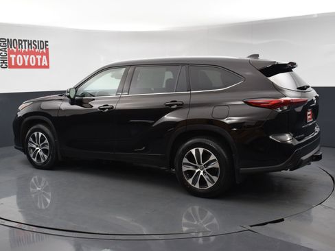 Used 2022 Toyota Highlander XLE AWD/4WD image 2
