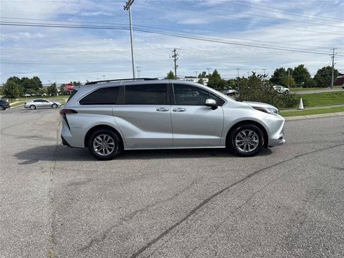 Used 2022 Toyota Sienna XLE FWD image 4