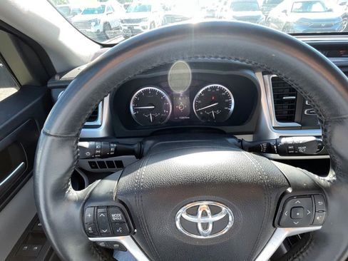Used 2016 Toyota Highlander XLE FWD image 12