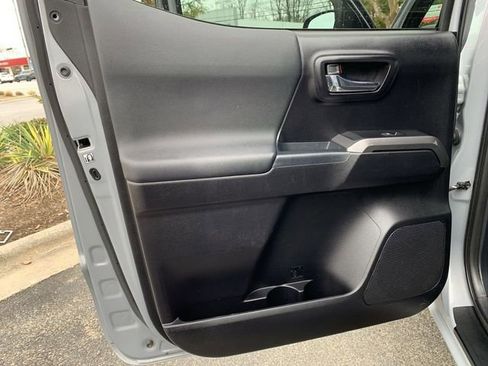 Used 2018 Toyota Tacoma TRD Sport image 15