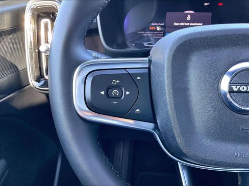 Used 2023 Volvo XC40 Recharge Plus image 21