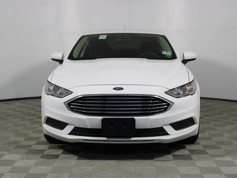 Used 2017 Ford Fusion SE w/ Fusion SE Technology Package FWD image 2
