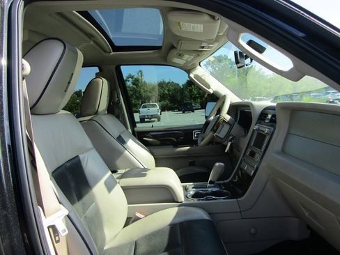 Used 2010 Lincoln Navigator 2WD image 9