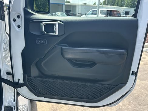 Used 2021 Jeep Gladiator Mojave AWD/4WD image 16