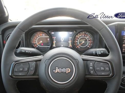 Used 2025 Jeep Gladiator Rubicon w/ Convenience Group AWD/4WD image 9