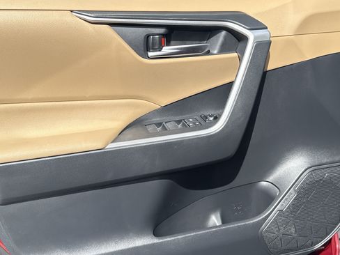 Used 2020 Toyota RAV4 XLE Premium FWD image 13