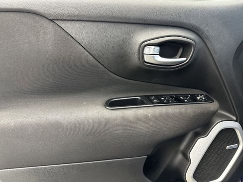 Used 2020 Jeep Renegade Latitude w/ UConnect 8.4 Nav Group image 28