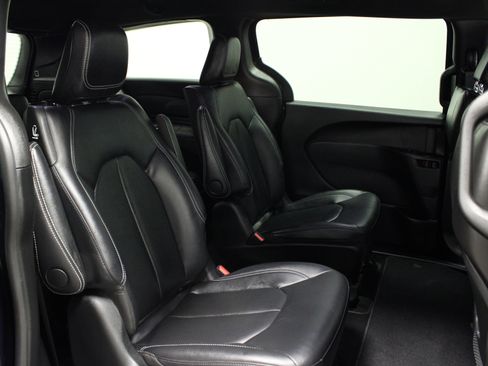 Used 2025 Chrysler Pacifica Select image 15
