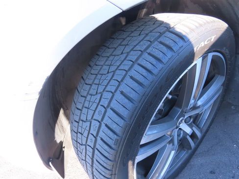 Used 2018 Volvo XC60 T5 Momentum w/ Vision Package image 14