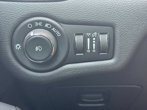 Used 2020 Jeep Cherokee Trailhawk w/ Cold Weather Group AWD/4WD image 22