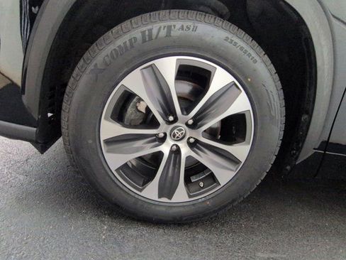 Used 2023 Toyota Highlander XLE FWD image 7