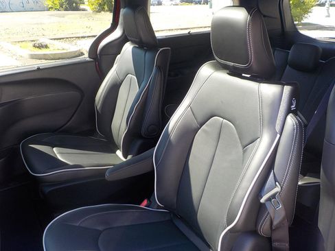 Used 2025 Chrysler Pacifica Premium image 17