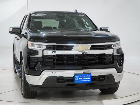 Used 2025 Chevrolet Silverado 1500 LT AWD/4WD image 17