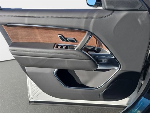 New 2025 Land Rover Range Rover Long Wheelbase SE image 28