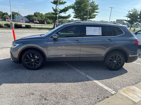 Used 2024 Volkswagen Tiguan SE AWD/4WD image 16