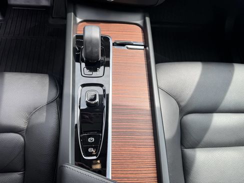 Used 2024 Volvo XC60 B5 Plus image 12