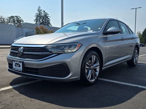 Used 2024 Volkswagen Jetta SE image 8