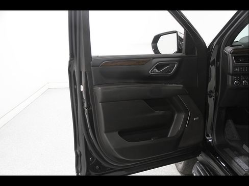 Used 2024 Chevrolet Tahoe Premier AWD/4WD image 4
