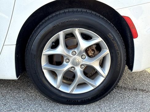 Used 2019 Chrysler Pacifica Touring-L w/ Tire & Wheel Group image 7