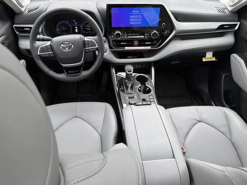 New 2026 Toyota Highlander Platinum image 9