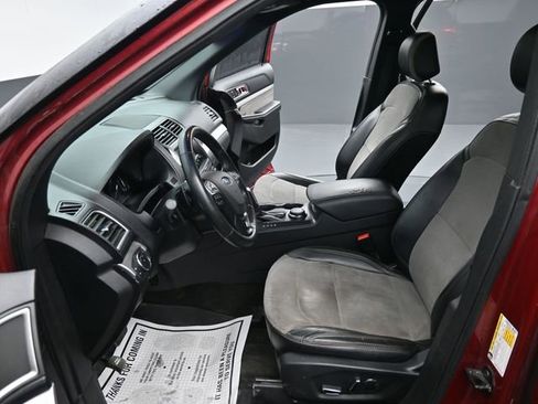 Used 2017 Ford Explorer XLT w/ Equipment Group 202A image 15