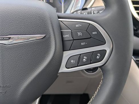 Used 2024 Chrysler Pacifica Touring-L FWD image 21