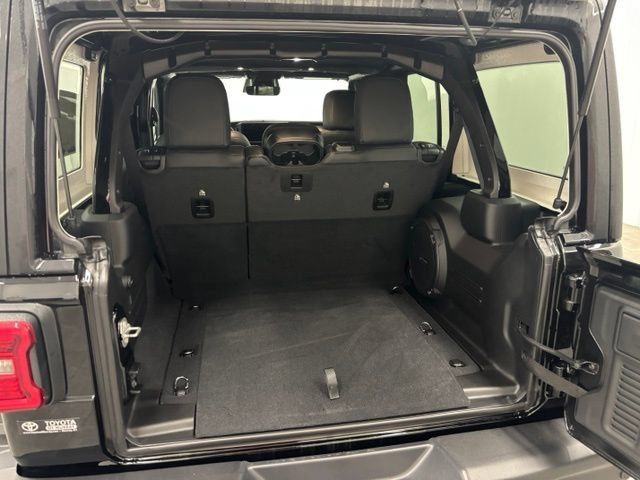 Used 2026 Jeep Wrangler Unlimited Rubicon AWD/4WD image 10