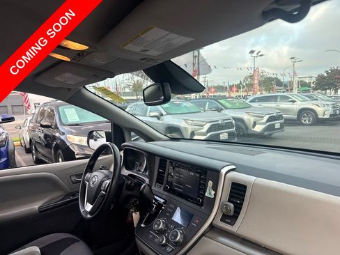 Used 2020 Toyota Sienna LE w/ Carpet Mat Package FWD image 13