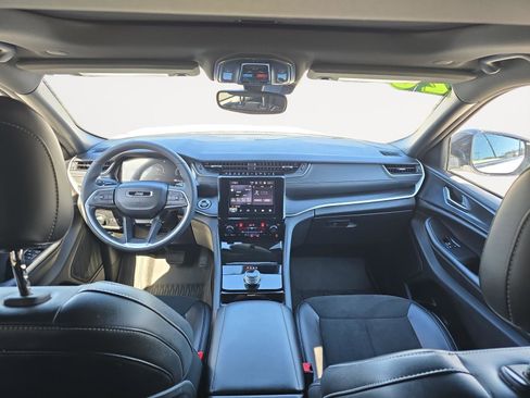 Used 2023 Jeep Grand Cherokee L Laredo image 15