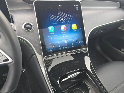 Used 2025 Mercedes-Benz GLC 300 4MATIC image 29