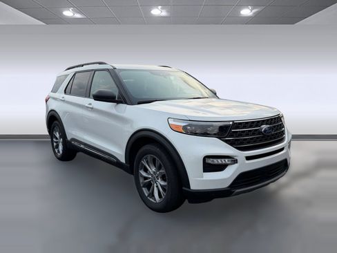 Used 2020 Ford Explorer XLT w/ Equipment Group 202A AWD/4WD image 4