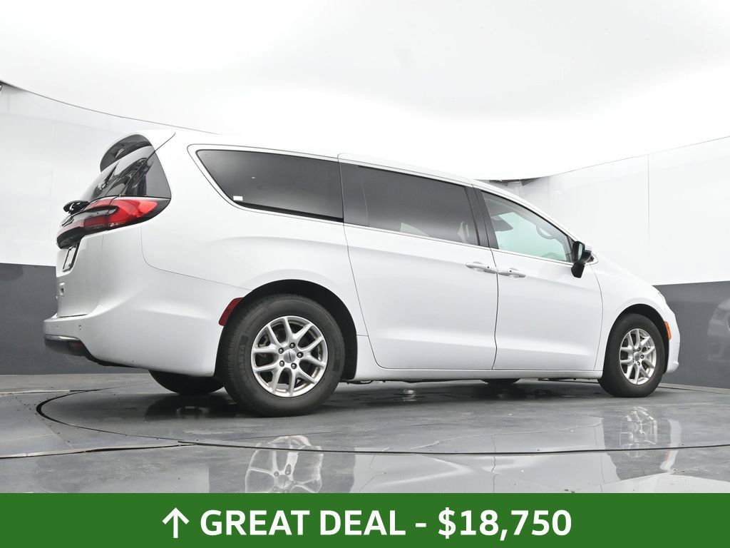 Used 2023 Chrysler Pacifica Touring-L FWD image 43