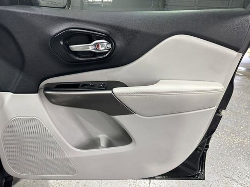 Used 2019 Jeep Cherokee Limited w/ Luxury Group FWD image 13