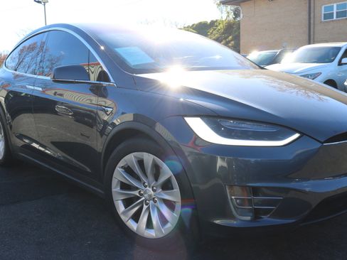 Used 2018 Tesla Model X 75D image 11