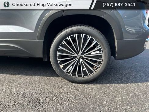 Used 2025 Volkswagen Taos SE FWD image 7