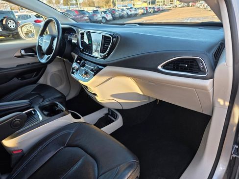 Used 2021 Chrysler Pacifica Touring-L image 28