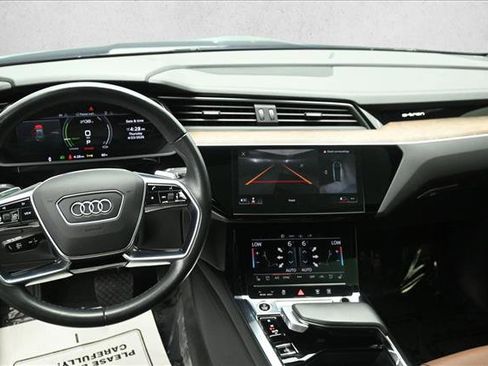 Used 2022 Audi e-tron Premium Plus w/ Premium Plus Package AWD/4WD image 21