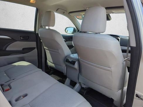 Used 2017 Toyota Highlander LE FWD image 22