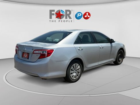Used 2012 Toyota Camry LE FWD image 5