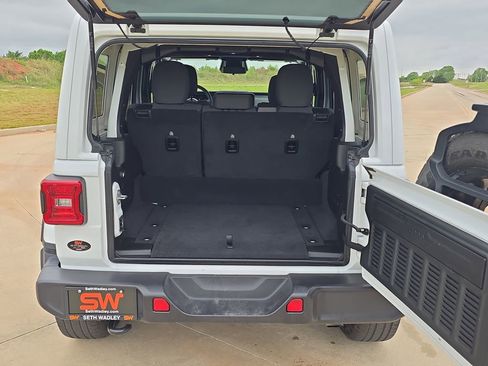Used 2025 Jeep Wrangler Unlimited Sahara AWD/4WD image 12