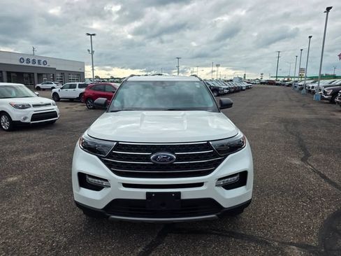 Used 2022 Ford Explorer XLT w/ Equipment Group 202A AWD/4WD image 2