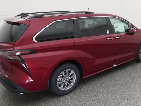 New 2026 Toyota Sienna XLE FWD image 9