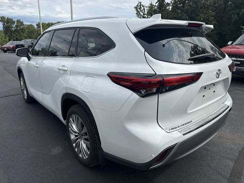 Used 2023 Toyota Highlander Platinum FWD image 2