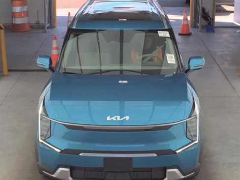 Used 2025 Kia EV9 Wind image 2